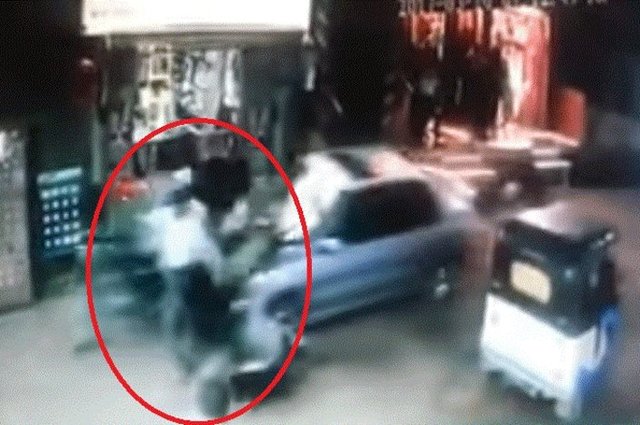 فيديو : مرة أخري سيارة مندفعة تدهس فتيات وشاب من الدقهلية