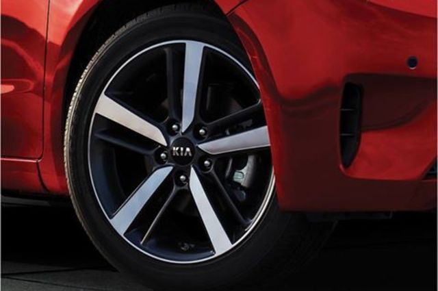 كيا تقدم نصائح لملاك السيارات حول الاطارات وضبط الضغط فيها