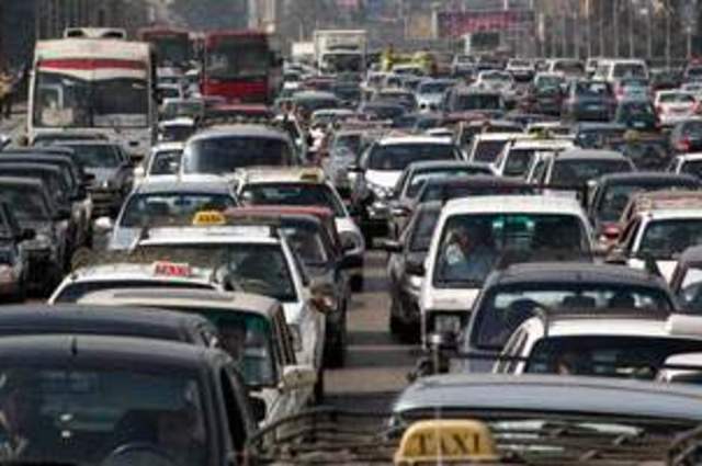 خاص هتلاقي : زحام شديد في عباس العقاد بسبب كسر ماسورة وتكدس في مدينة نصر