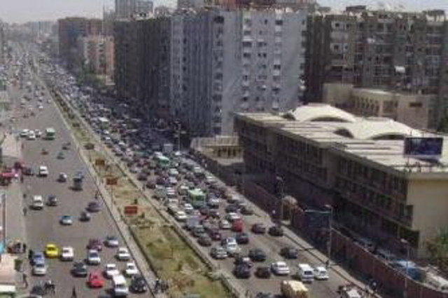 اصلاحات علي الأوتوستراد أمام النادي الأهلي وعطل سيارة يتسبب في شلل المحور