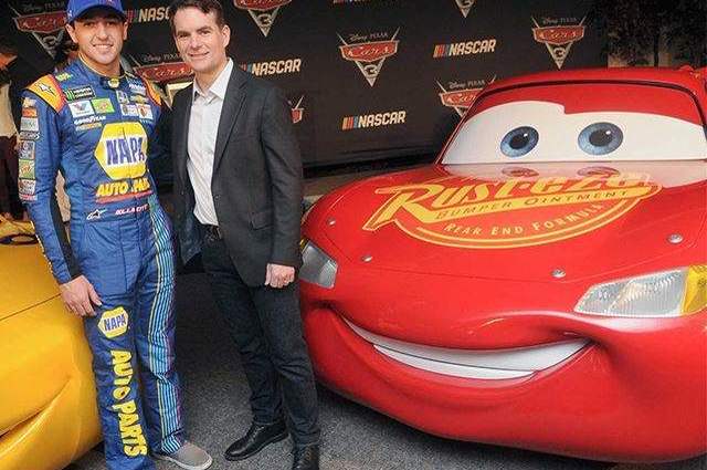 فيديو : برق بنزين غير مستعد للتقاعد في الجزء الثالث من فيلم CARS 