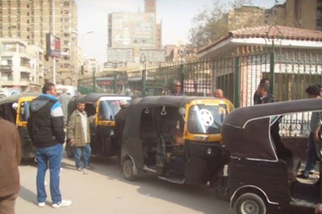 حملات متنوعة تشهد رصف طرق وضبط مخالفات مرورية وازالة اشغالات في أحياء القاهرة