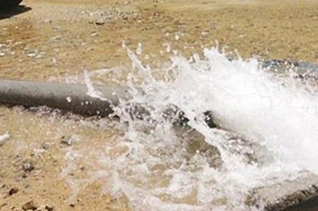 زحام في طريق النصر بسبب ماسورة مياه وحادث علي طريق السويس 