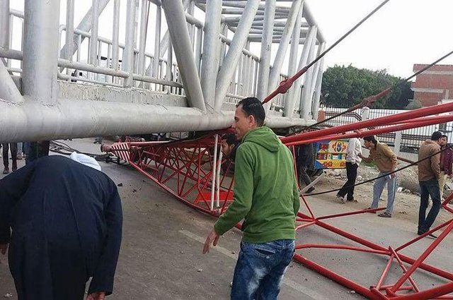 4 أيام علي ذمة التحقيق لسائق الونش الذي تسبب في سقوط كوبري مرغم