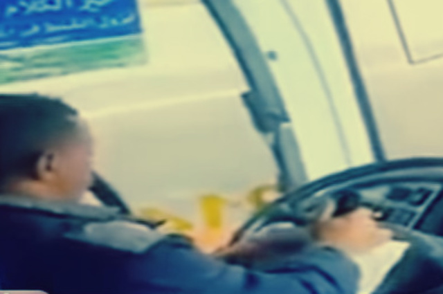 فيديو : تقرير يرصد تهور سائق أتوبيس مصري ترك عجلة القيادة علي طريق سريع !!