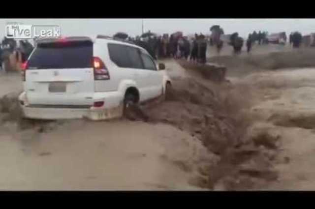 فيديو : تويوتا لاندكروزر تبتلع من قبل فيضان مياه في باكستان !!