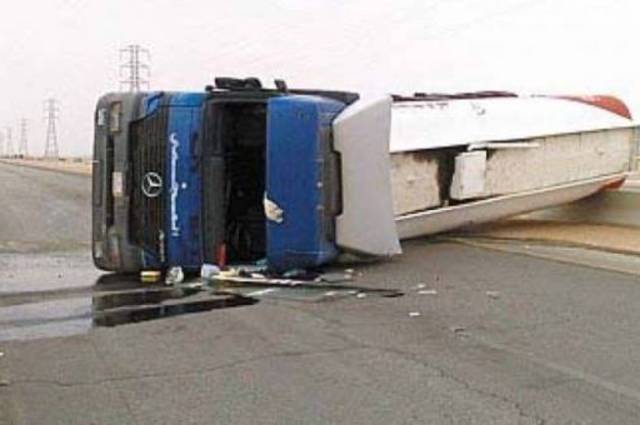 زحام شديد علي دائري الصحراوي بسبب انقلاب سيارة مواد بترولية