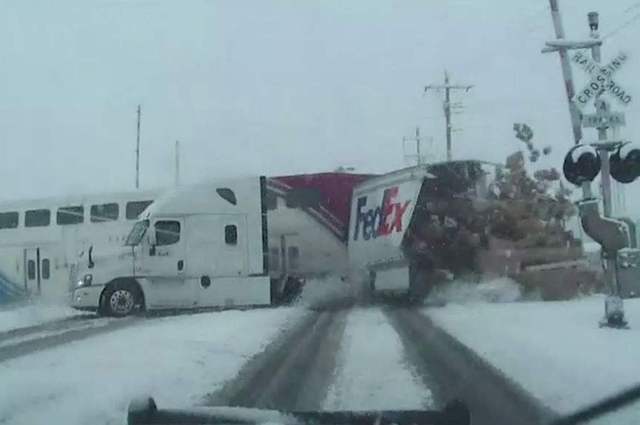 فيديو : قطار سريع يحطم شاحنة تابعة لفيديكس في كندا بشكل مخيف !!