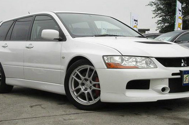 هل تصدقون أن هذه السيارة ميتسوبيشي لانسر إيفو ولكن في صورة الواجن ؟ 