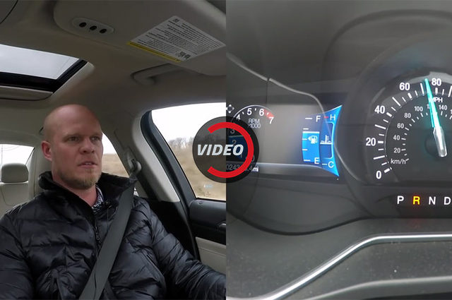 فيديو : اختار القيادة بسيارته للخلف بسرعة كبيرة للاجابة علي سؤال غبي !!