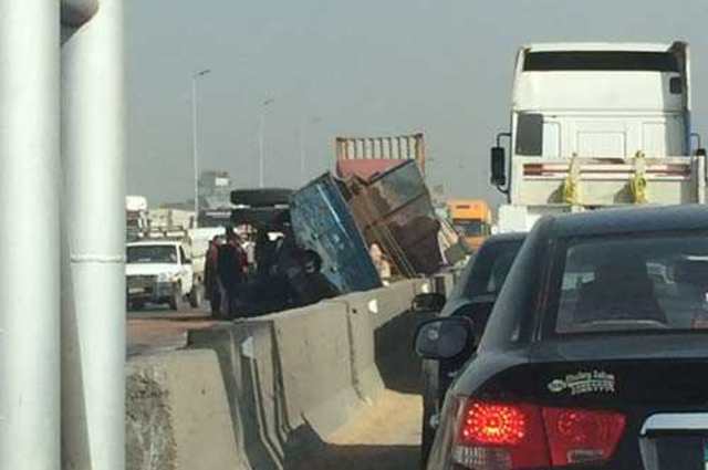 عودة الحركة علي دائري المنيب لطبيعتها بعد رفع آثار حادث سيارة نقل