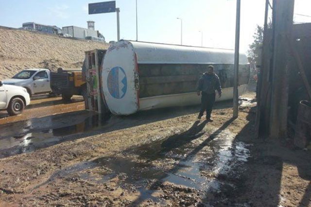 انقلاب سيارتين نقل يتسبب في شلل مروري بالزراعي والدائري