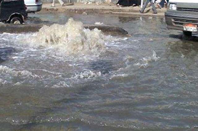 زحام شديد في النزهة بسبب كسر في ماسورة مياه أسفل كوبري النزهة