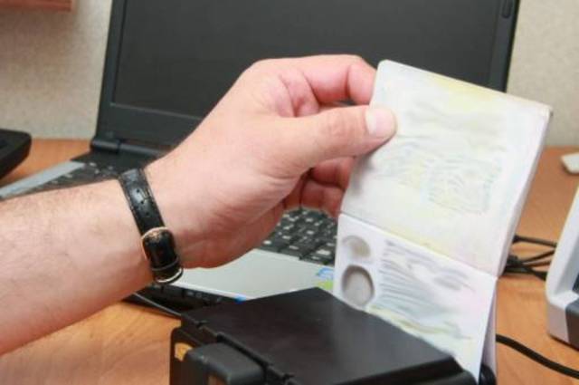 سقوط أكبر عصابة لتزوير رخص القيادة والسيارات بمعاونة موظفين ورجال شرطة