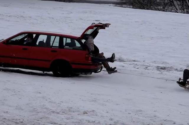 فيديو : ألمان يتركون أنفسهم للسحب خلف سيارات تمارس الدريفت علي الثلوج !!