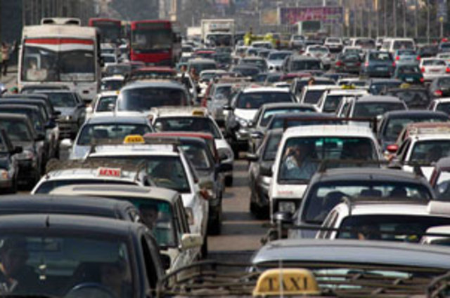 تحويلات مرورية علي الصحراوي والمحور بسبب ماسورة مياه وحادث