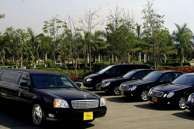 شائعة سيارة وزير الصحة بـ 4 مليون جنيه غير صحيحة