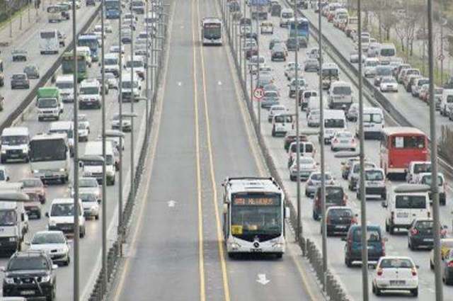 مطالبات بوضع قيود وزيادة رسوم ترخيص السيارات لتخفيف الزحام