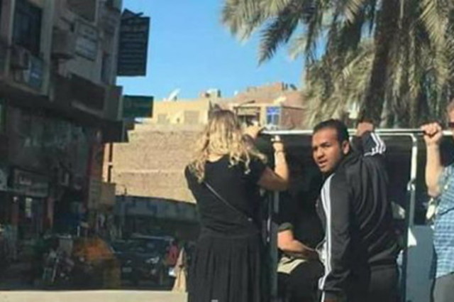 جدل كبير في مصر بعد تصوير سائح وسائحة في أسوان متعلقين بسيارة كبوت 