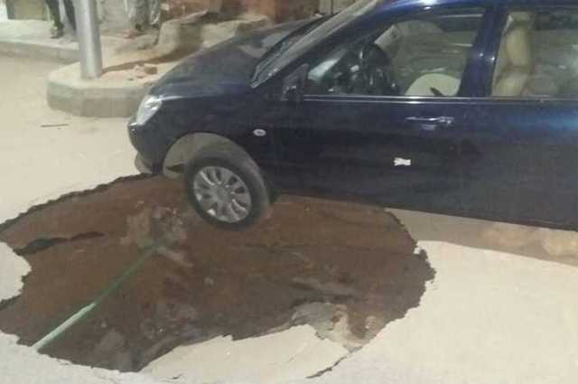 هبوط أرضي جديد يبتلع سيارة في الاسكندرية بسبب بئر صرف صحي