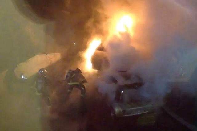 فيديو : فرنسيون يشعلون النار في 650 سيارة احتفالاً بعام 2017 