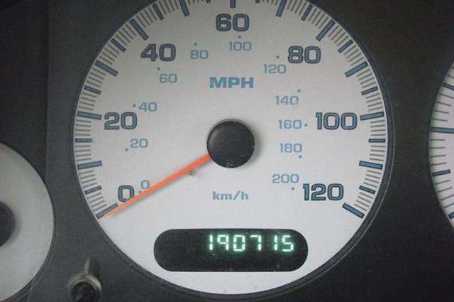 أيهما أكثر اهمية عند شراء سيارة كسر زيرو . . الكيلومترات أم سنة الصنع ؟ 