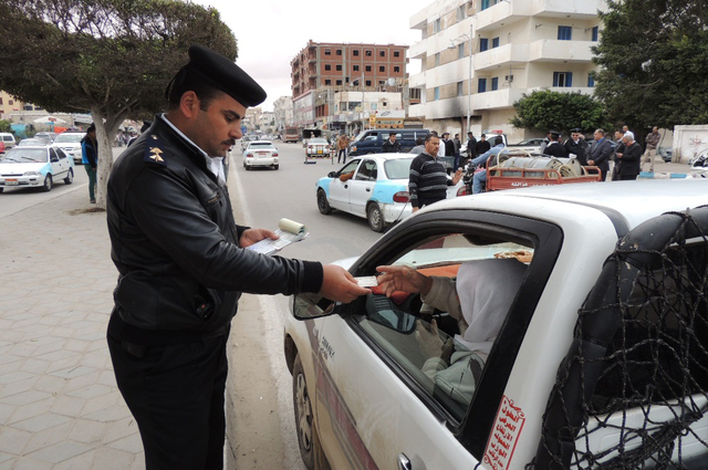 ضبط 16 سيارة مخالفة لمعدلات الانبعاثات واعادة 3 سيارات مسروقة