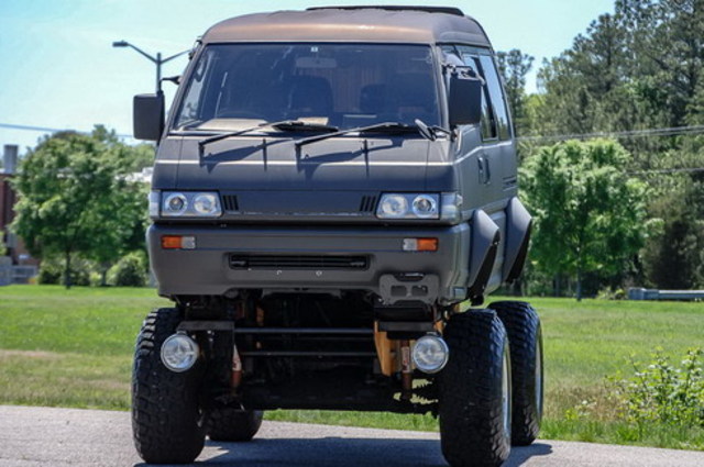 ميكروباص ميتسوبيشي Delica موديل 1991 يتحول لمونستر تراك في اليابان