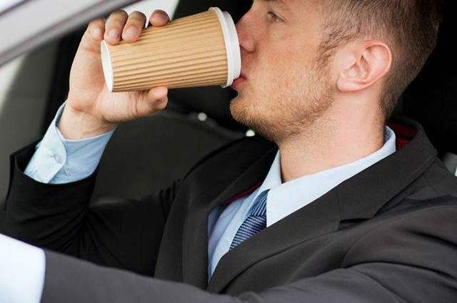 اتهام رجل أمريكي بالقيادة تحت تأثير الكافيين وشرب القهوة