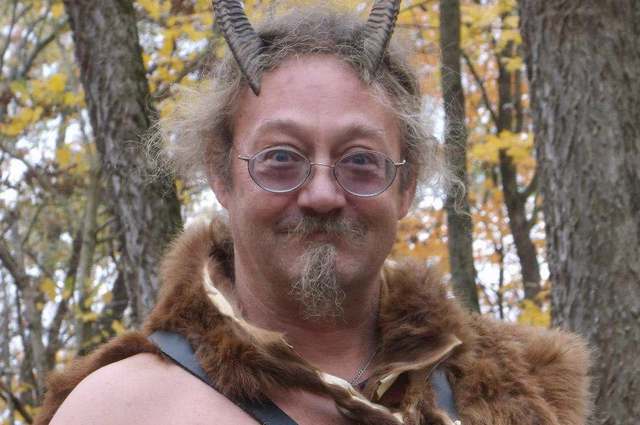 السماح لرجل بارتداء قرون ماعز علي رأسه في صورة رخصة القيادة 