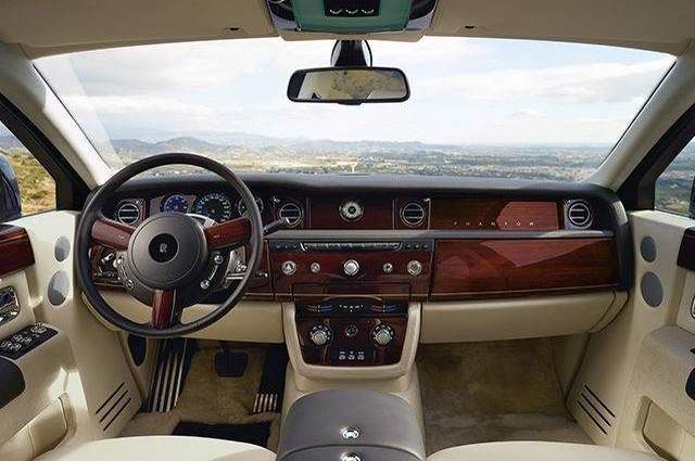 ما هي أفضل مادة تحبها لتزيين مقصورة سيارتك . .  الخشب أم الألومنيوم ام ألياف الكربون ؟ 