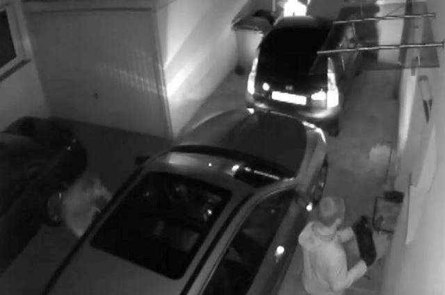 لص يحتجز داخل سيارة BMW كان يحاول سرقتها بعد غلق أبوابها عن بعد