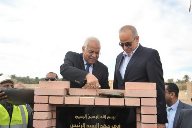 تحديث طرق بالوادي الجديد ومشروعات بقيمة 700 مليون جنيه