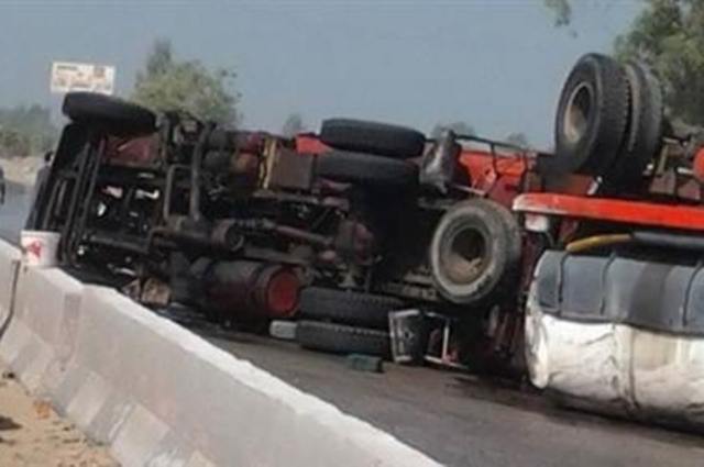 انقلاب سيارة نقل محملة بالسولار علي الدائري واصابة العشرات 