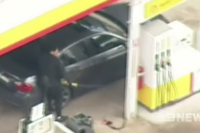 فيديو : استرالي يتوقف للتزود بالوقود 3 مرات خلال مطاردة مع الشرطة !!