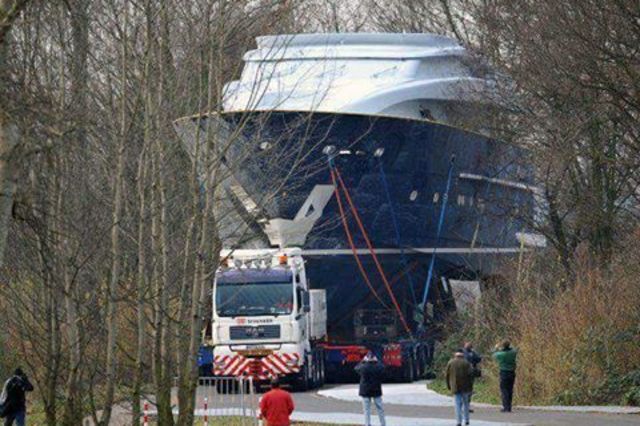 هل تصدقون أن هذه المقطورة تحمل هذه السفينة العملاقة ؟!