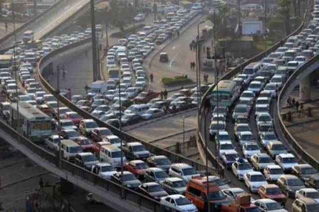 سيارة تصدم سور كوبري أكتوبر وتؤدي لشلل مروري كامل