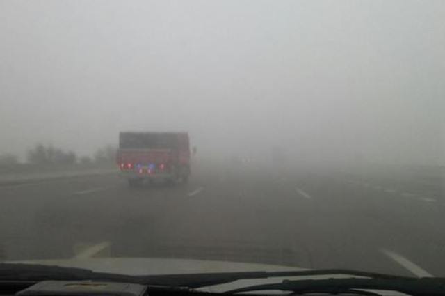 الشبورة تغلق الطريق الصحراوي وكوبري علوي يؤدي لغلق جزئي لطريق السويس 