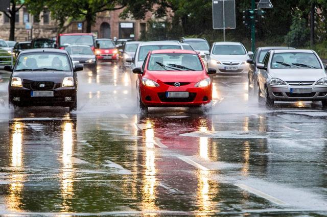 هذا ما يمكنكم فعله أو تجنبه خلال القيادة في الأمطار !!