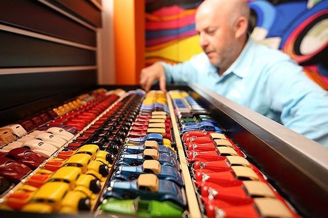 فيديو : قابلوا الرجل الذي يملك نماذج سيارات مصغرة بقيمة مليون دولار 