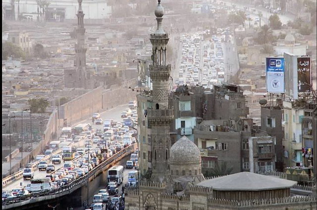محافظ القاهرة يطالب بتطوير ميدان السيدة عائشة ورفع اشغالات السيدة زينب