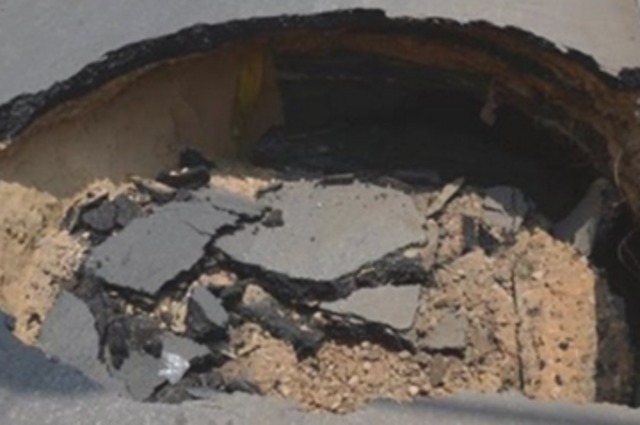 هبوط أرضي في مصر القديمة يعطل حركة السيارات