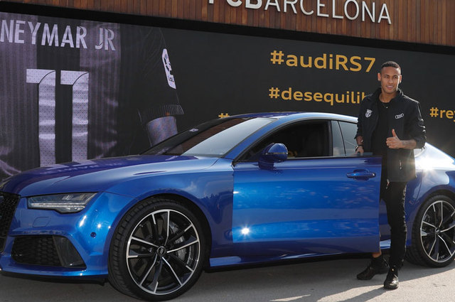 لاعبو برشلونة الاسباني يحصلون علي سيارات أودي جديدة 