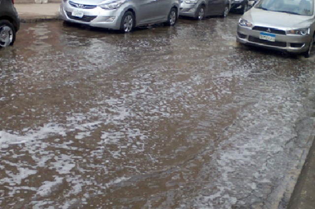 خاص هتلاقي : زحام شديد في جسر السويس بسبب كسر ماسورة مياه