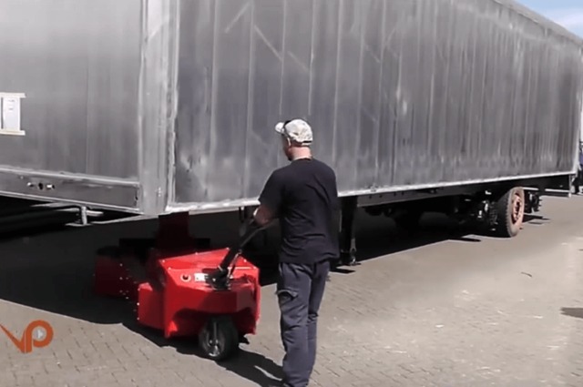 Mover XXL . . يمكنها جعل شخص يجر مقطورة وزنها 20 طن 