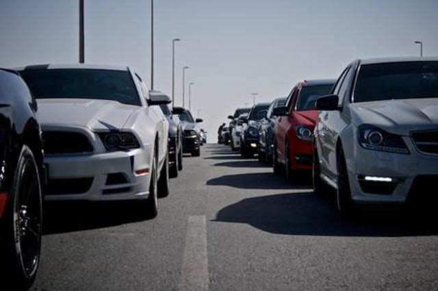 مسئول بالمرور يهاجم تجمع سيارات تسبب في ارتباك مروري