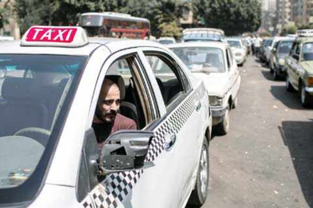 هل ستنجح تطبيقات إتاحة سيارات الأجرة للعملاء فى الارتقاء بمستوى “التاكسى الأبيض”؟