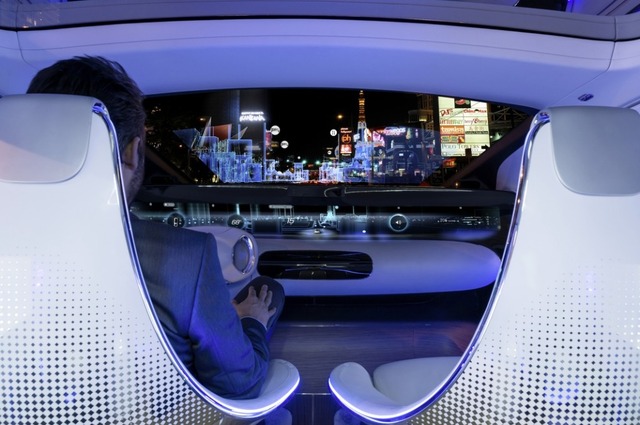 “مرسيدس بنز” تطور خدمة Airbnb لتأجير السيارات