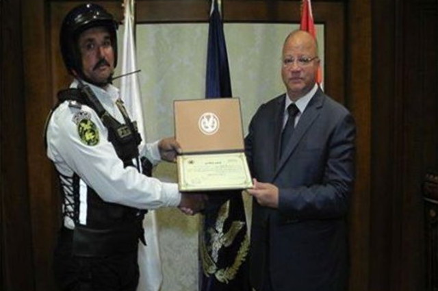 تكريم ضابط مرور لجهوده في تنظيم حركة المرور في مناطق المدارس والجامعات 