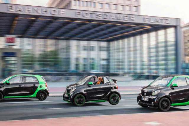 فى معرض باريس ... طرح نسخ كهربائية من السيارة سمارت